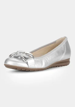 Ballerina aus Leder mit Schmuckkette