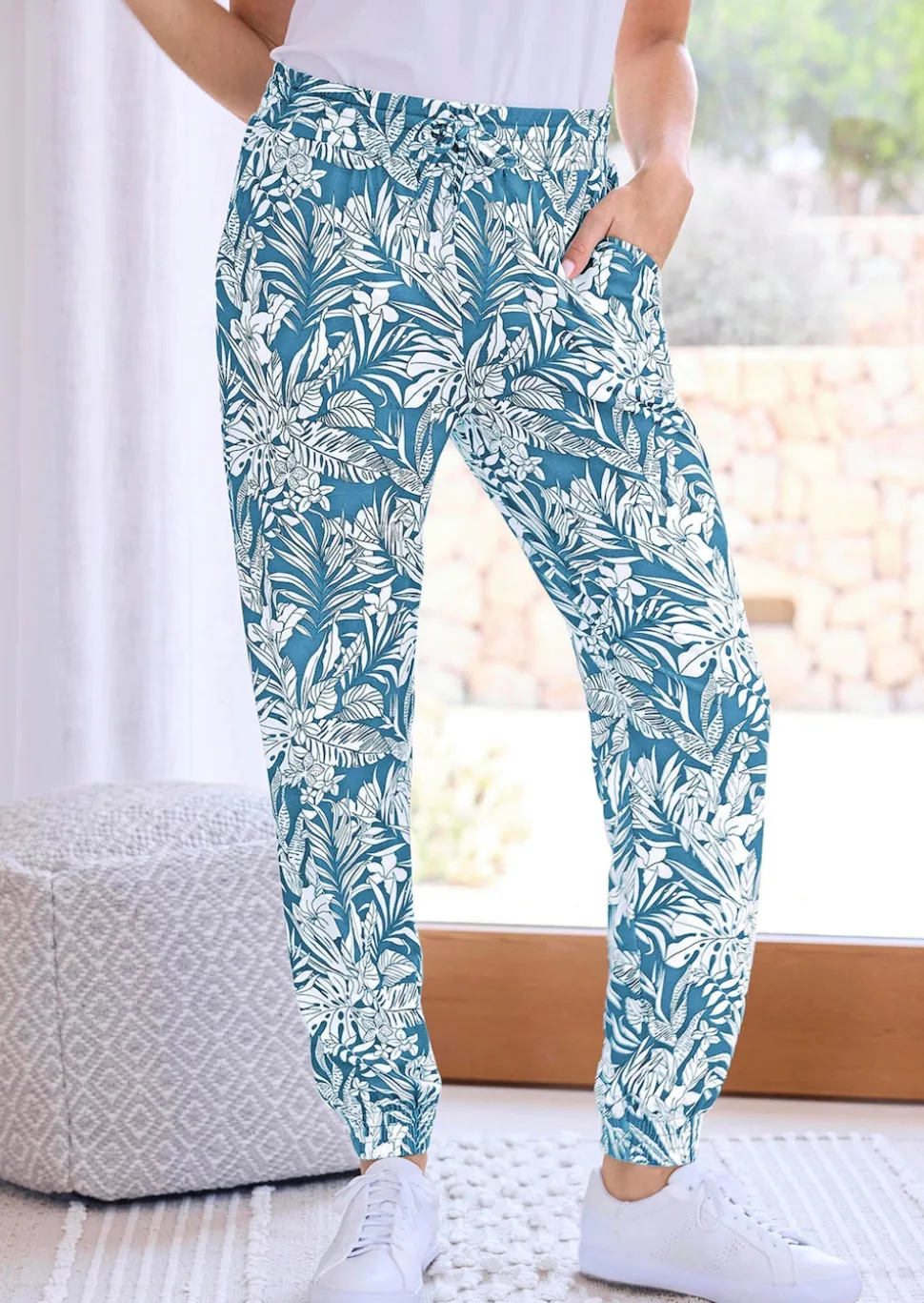 Bequeme Jogginghose mit Blätter-Print