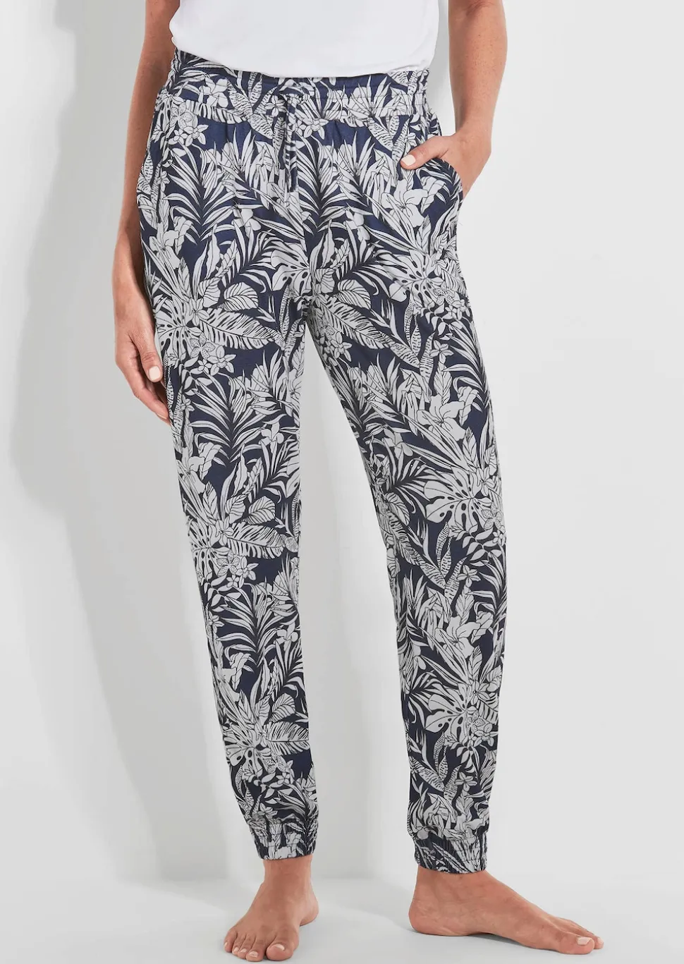Bequeme Jogginghose mit Blätter-Print