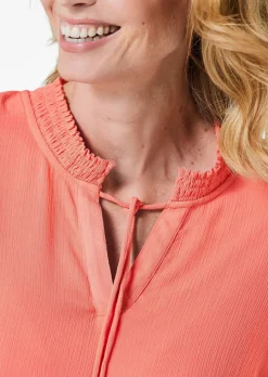 Chiffonbluse mit femininem Ausschnitt