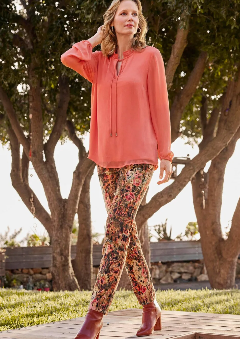 Chiffonbluse mit femininem Ausschnitt