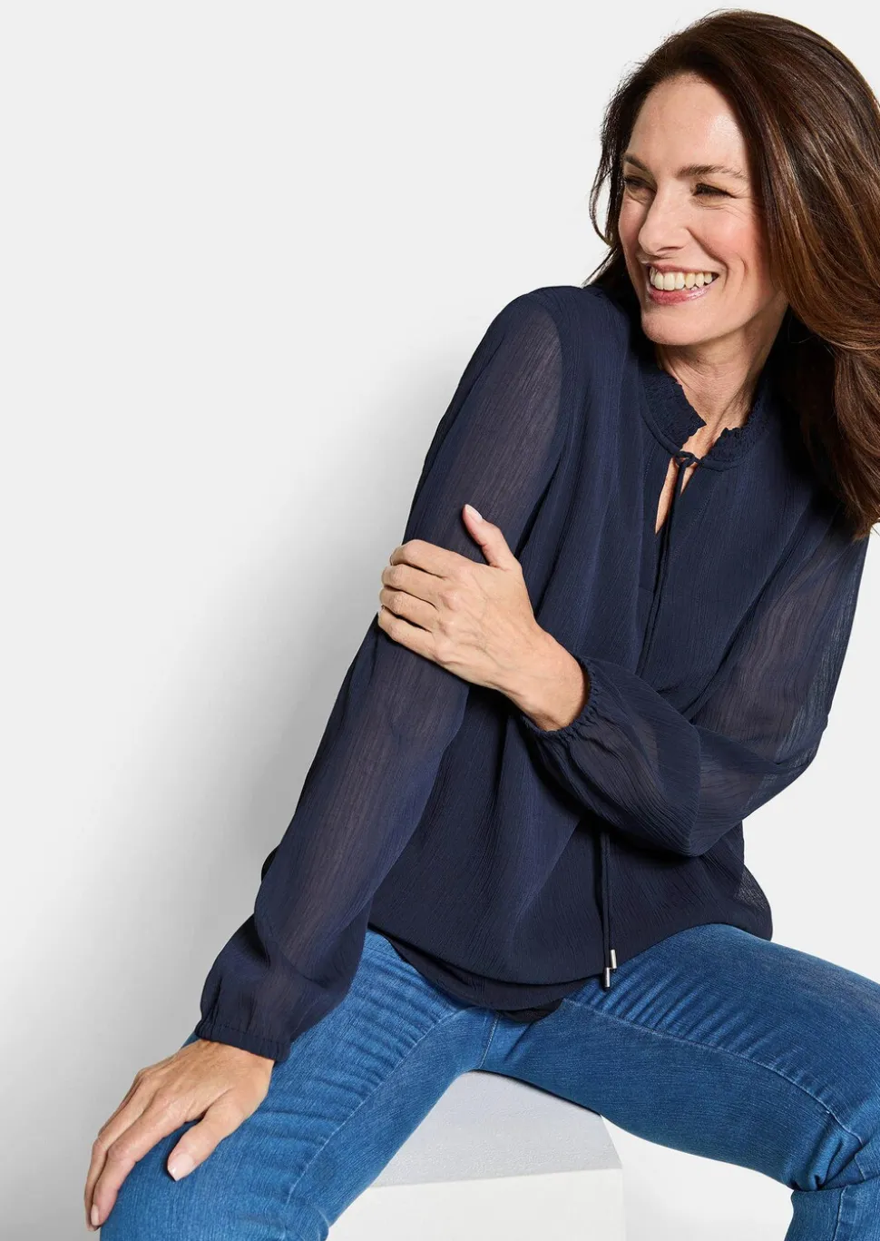 Chiffonbluse mit femininem Ausschnitt