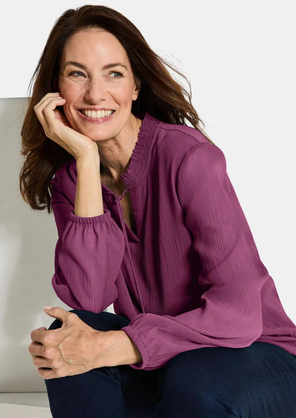 Chiffonbluse mit femininem Ausschnitt