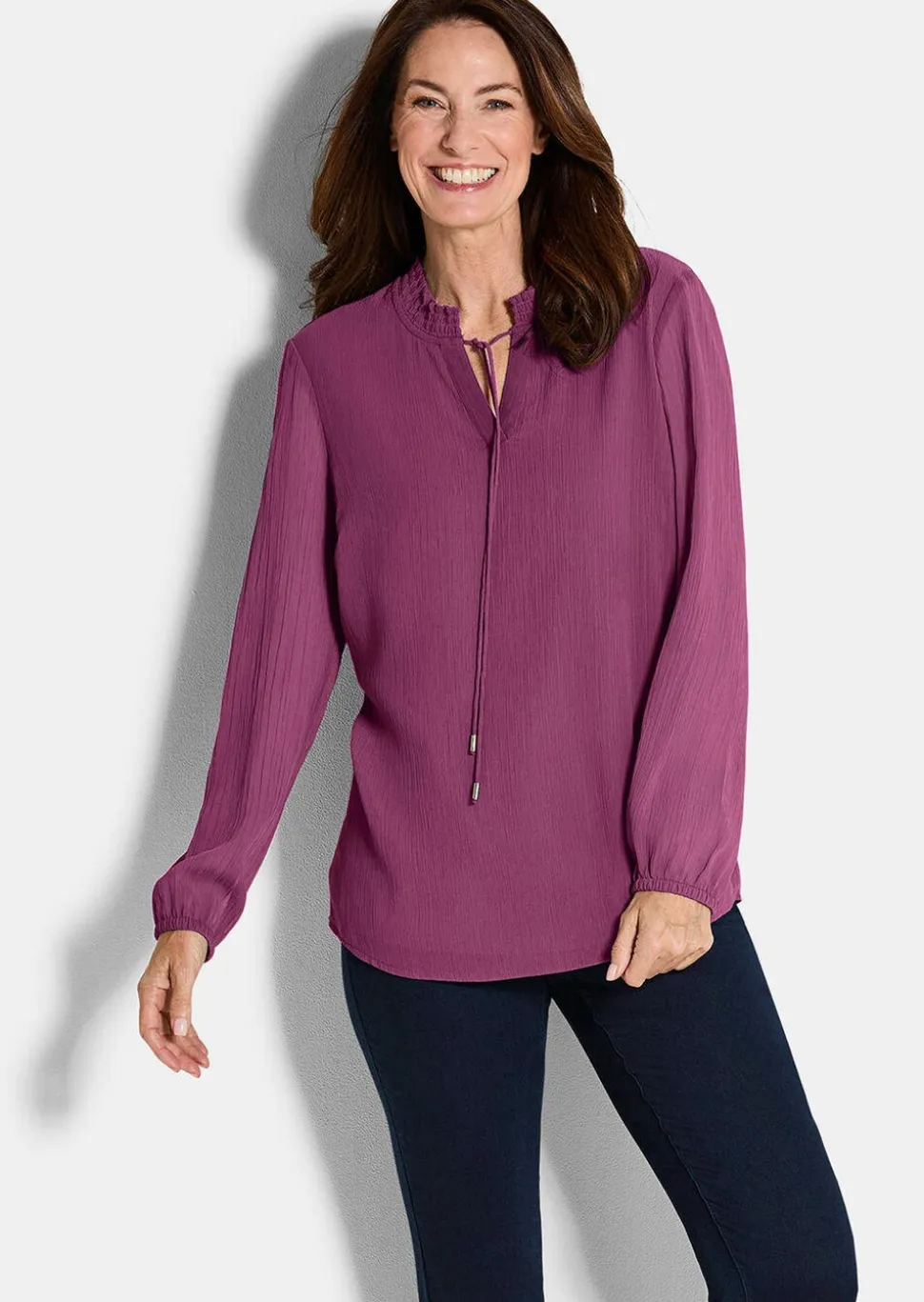 Chiffonbluse mit femininem Ausschnitt