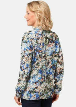 Druckbluse mit raffinierter Ausschnittlösung