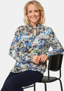 Druckbluse mit raffinierter Ausschnittlösung