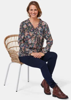 Druckbluse mit raffinierter Ausschnittlösung