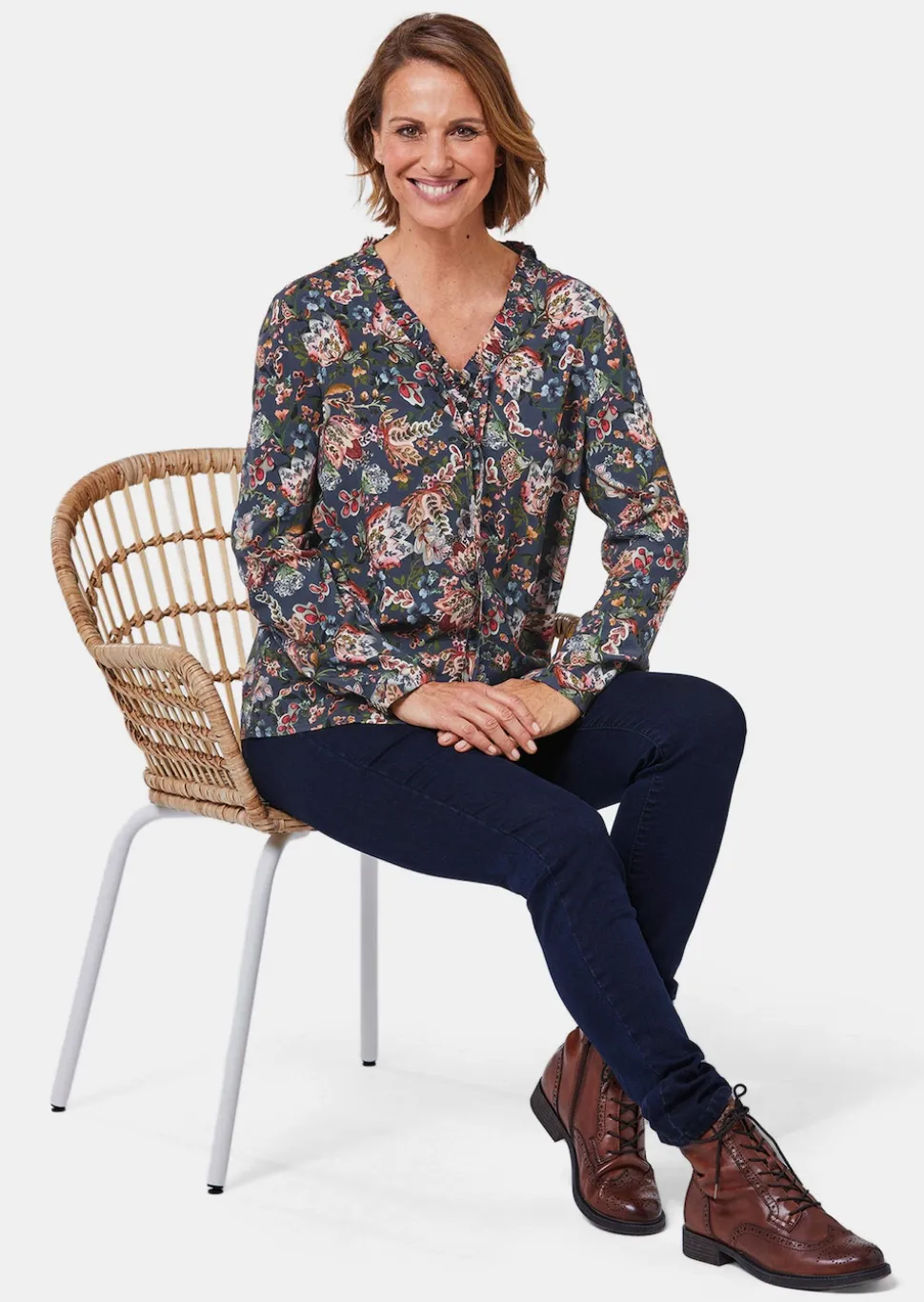 Druckbluse mit raffinierter Ausschnittlösung