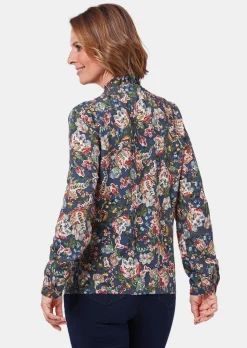 Druckbluse mit raffinierter Ausschnittlösung