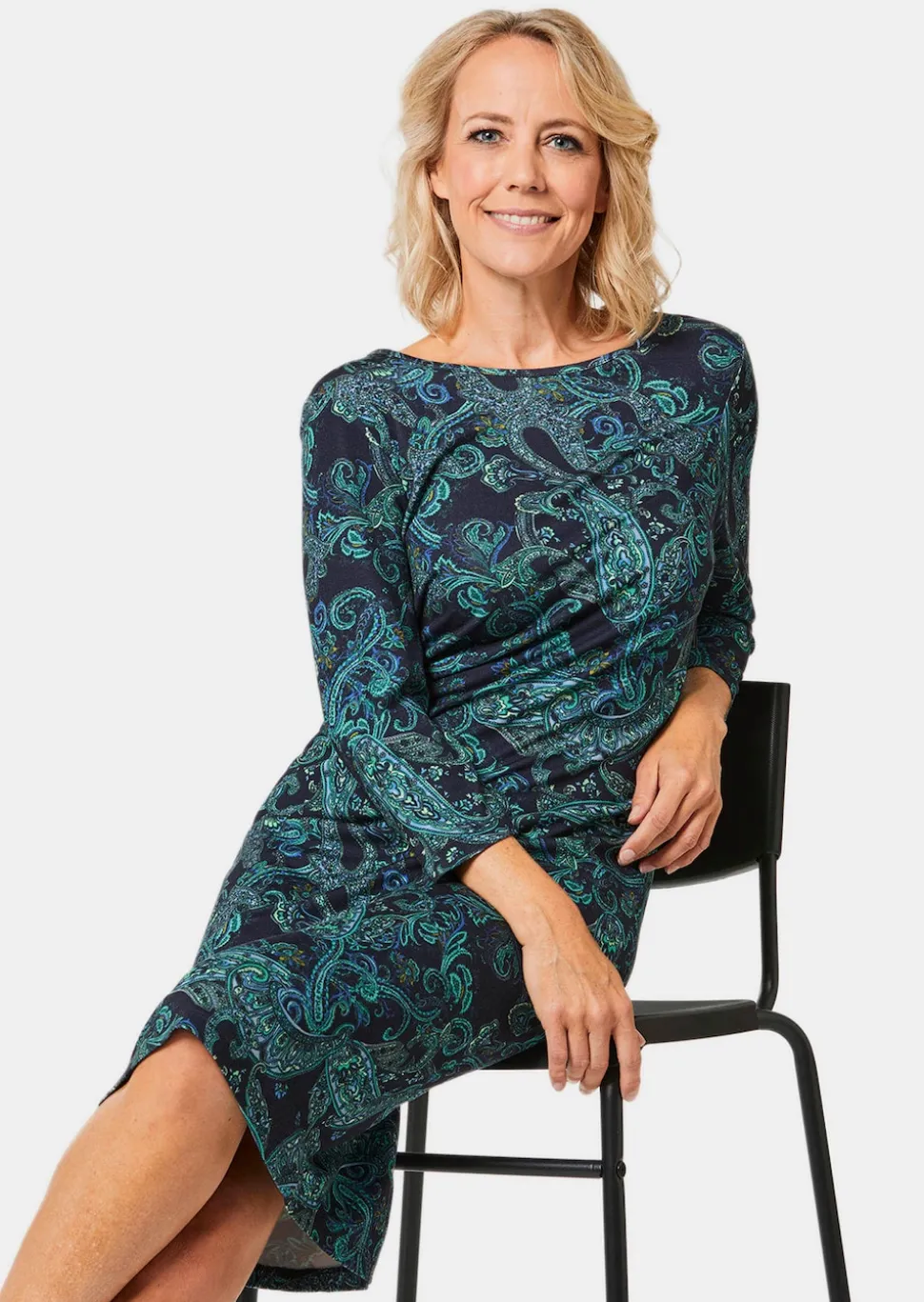 Elastisches Jerseykleid mit modischem Druck