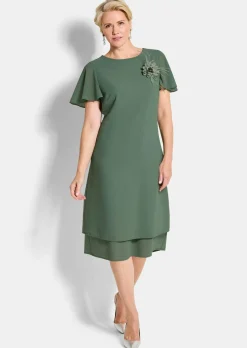 Elegantes Chiffon-Kleid mit Brosche