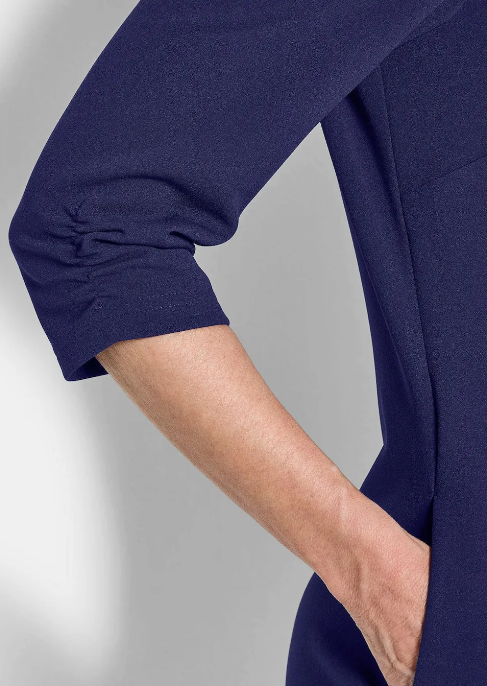 Elegantes Kleid mit gerafften Ärmeln