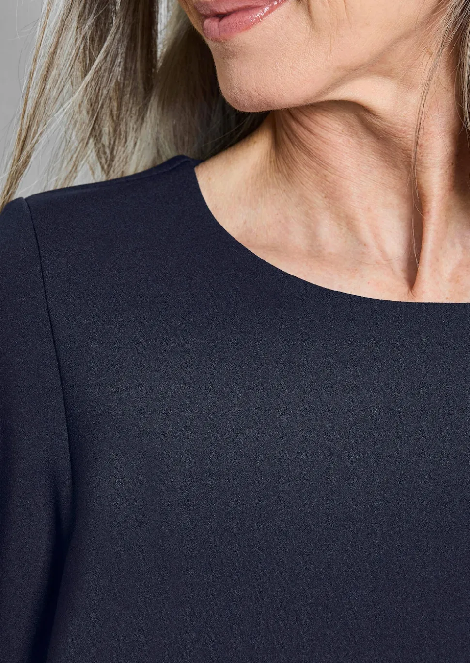 Elegantes Kleid mit gerafften Ärmeln