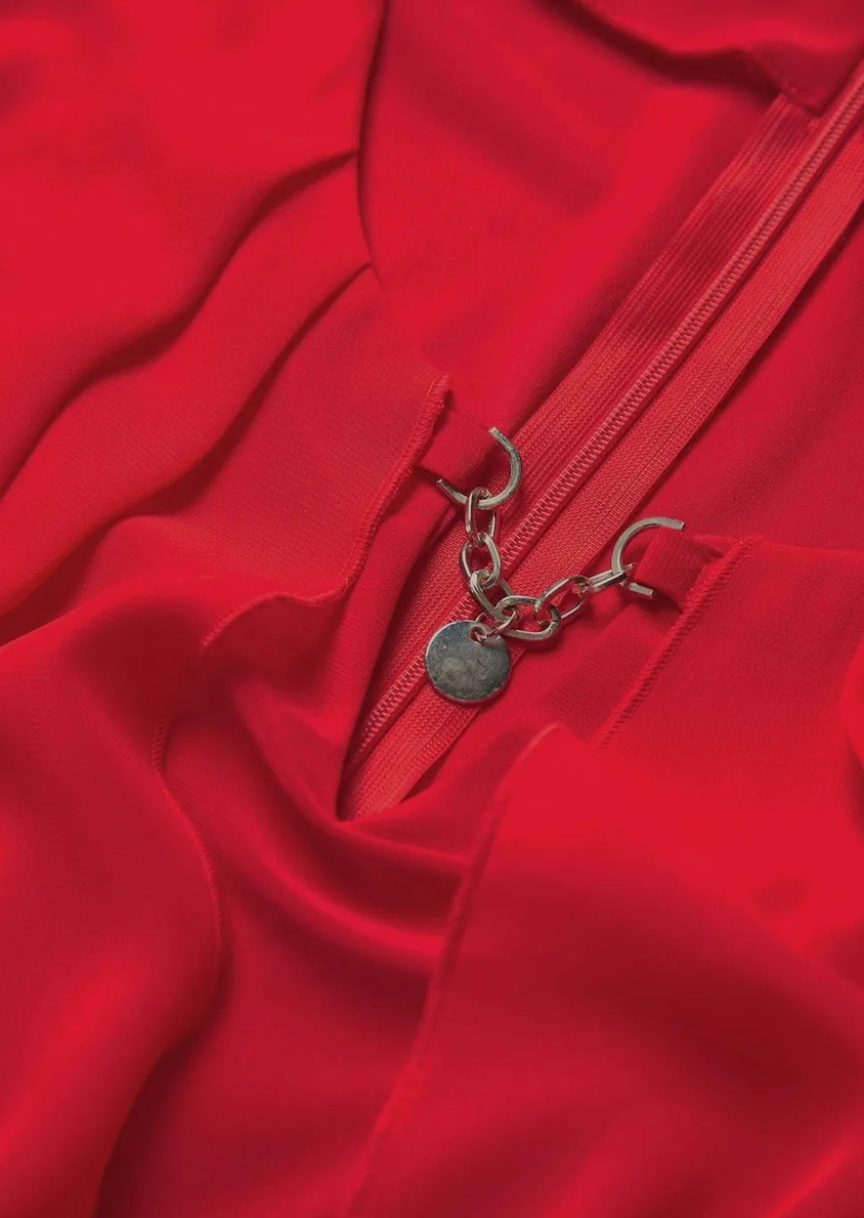 Festliche Bluse mit Chiffonüberwurf und Schmuckelement