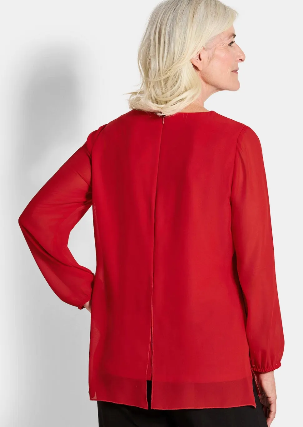 Festliche Bluse mit Chiffonüberwurf und Schmuckelement