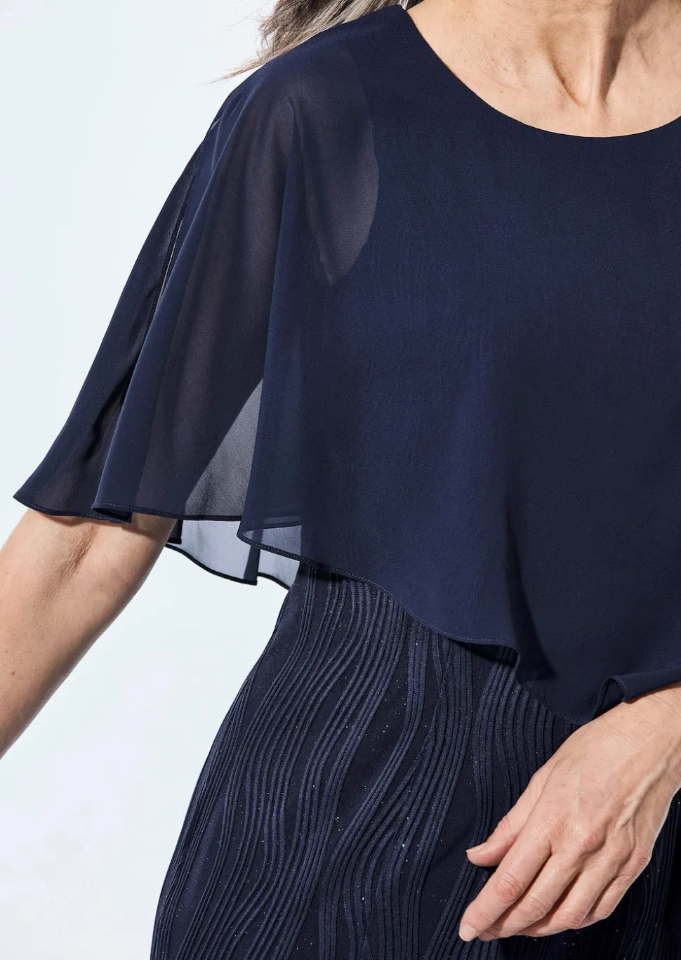 Festliches Kleid mit feinem Chiffonüberwurf