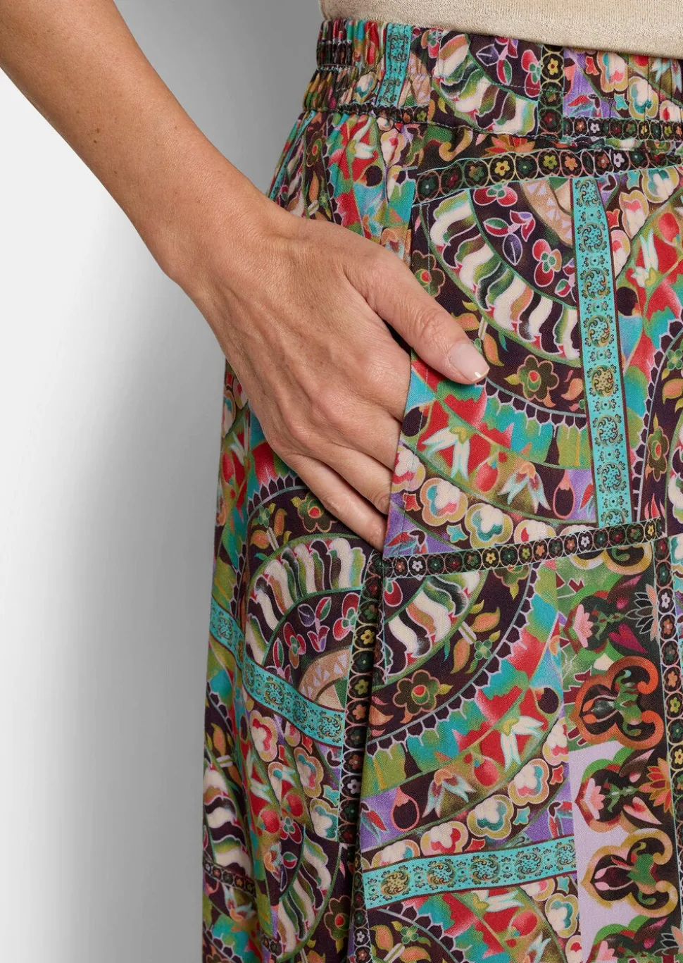 Figurumspielender Rock mit Taschen