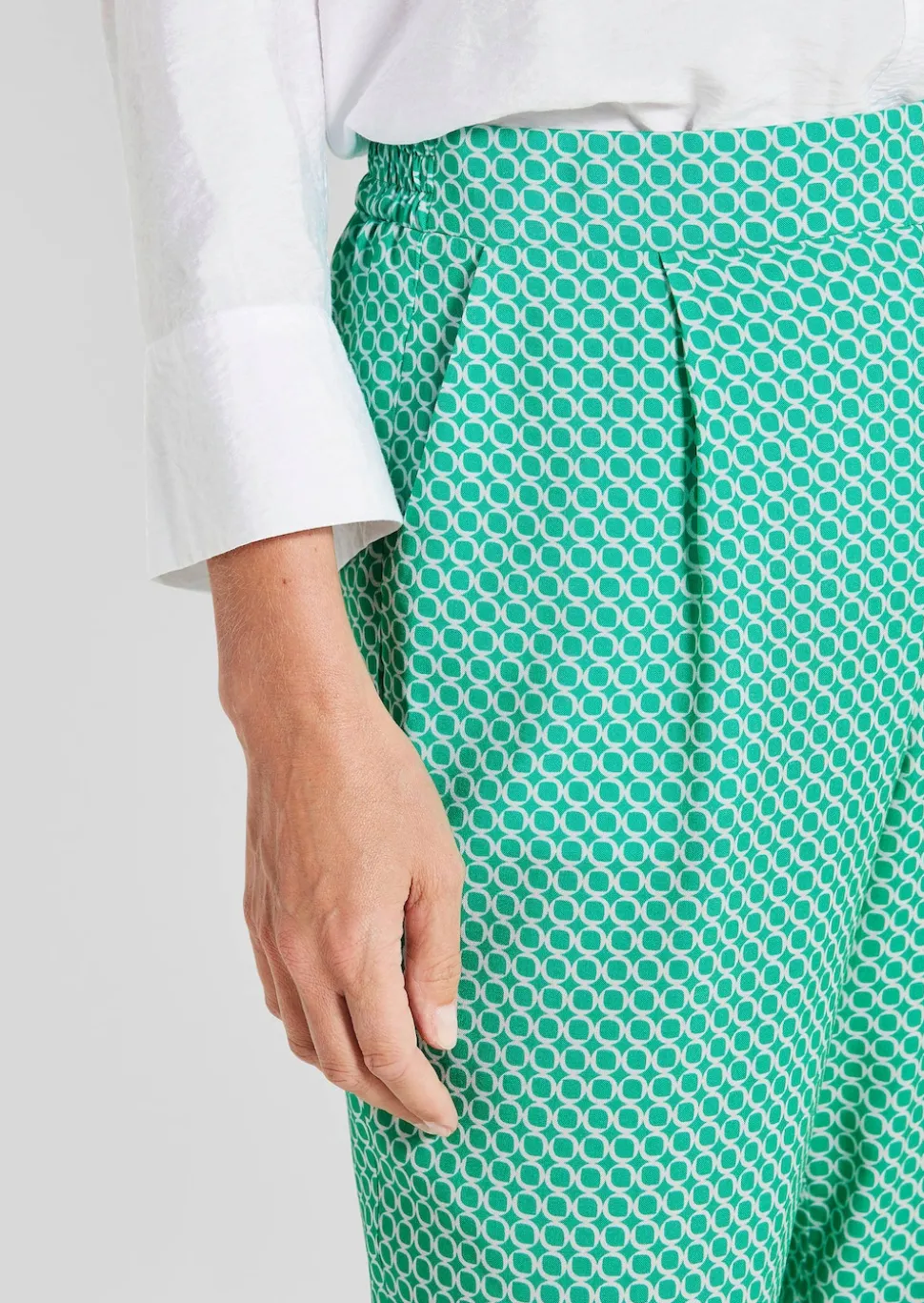 Gemusterte Schlupfhose SARA mit Minimalprint