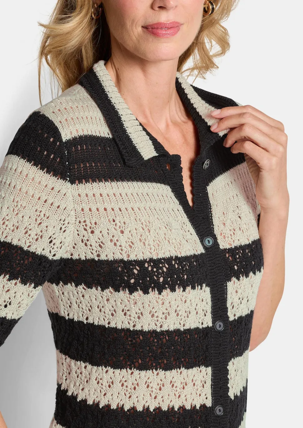 Gestreifte Strickjacke mit Lochmuster