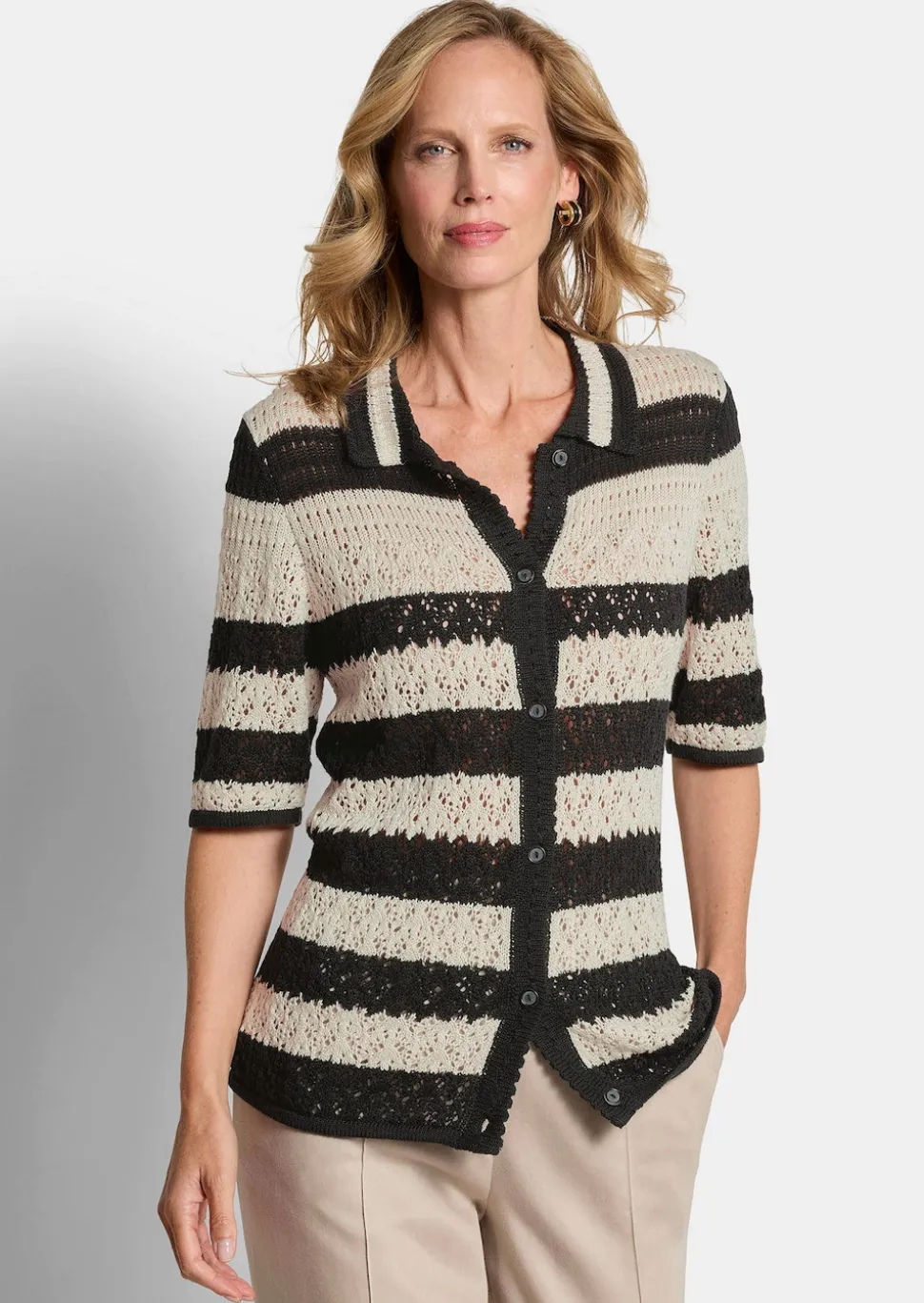 Gestreifte Strickjacke mit Lochmuster
