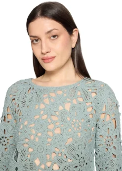 Häkelpullover mit Blütenmuster