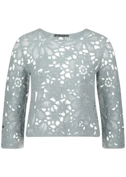 Häkelpullover mit Blütenmuster
