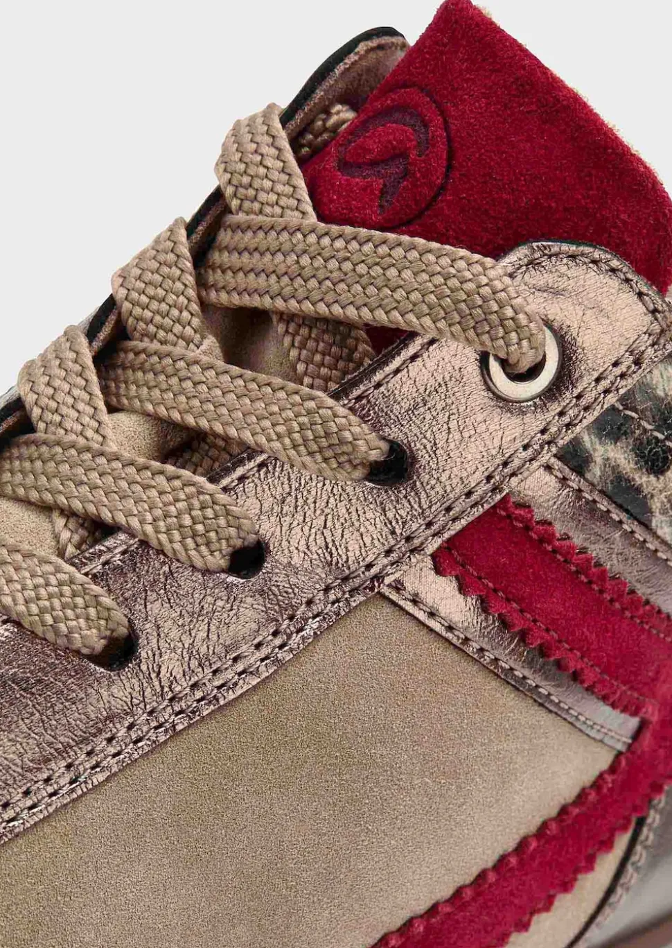Hohe Sneaker mit Leo Print und Metallic-Optik