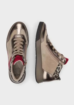 Hohe Sneaker mit Leo Print und Metallic-Optik