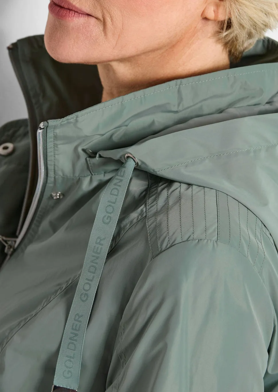 Jacke mit abnehmbarer Kapuze