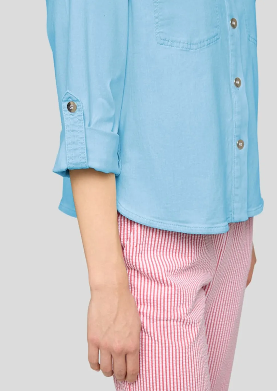 Jeansbluse mit glitzernden Pattentaschen