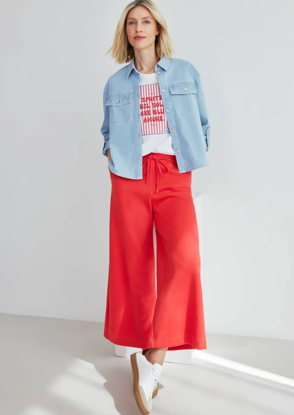 Jeansbluse mit glitzernden Pattentaschen