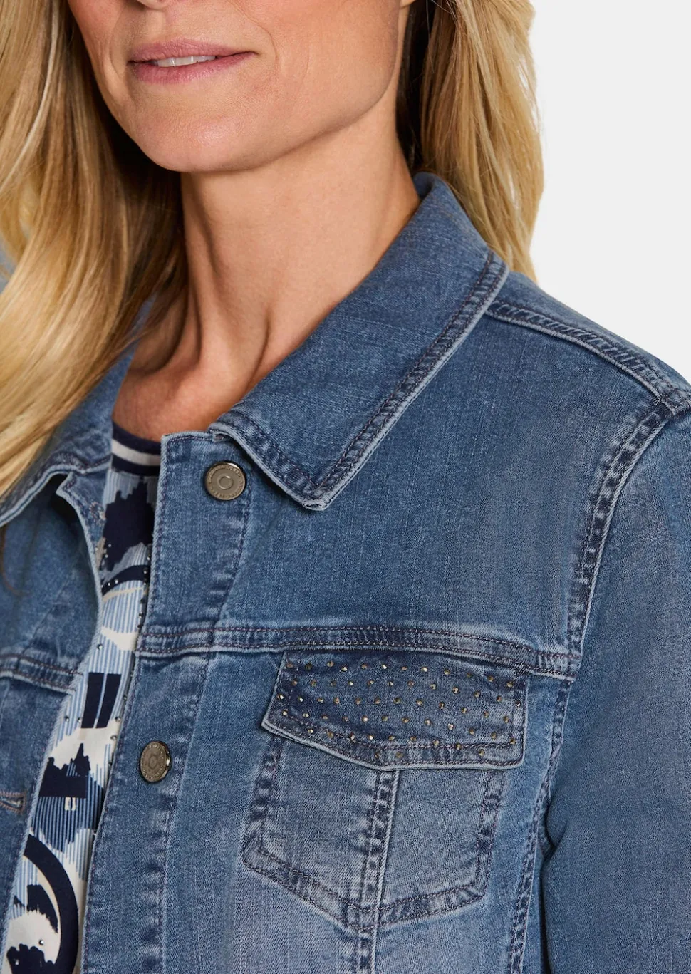 Jeansjacke mit Ziersteinchen