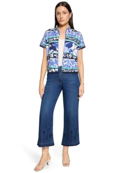 Jeans mit Lochstickerei und Fransenkante