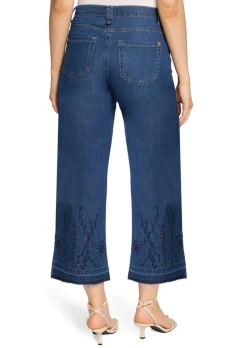 Jeans mit Lochstickerei und Fransenkante