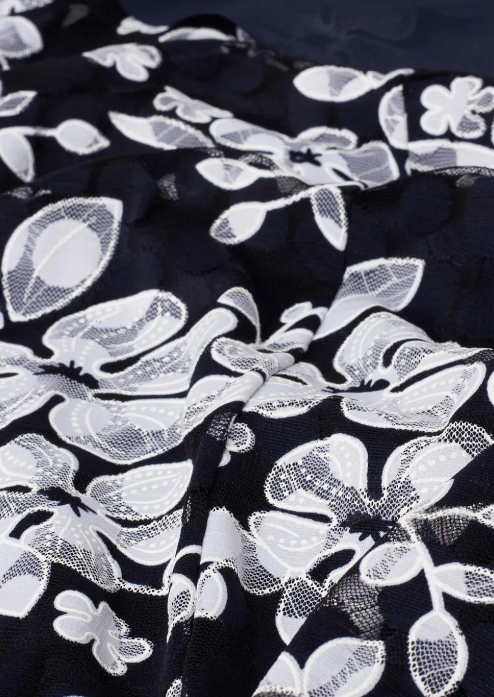 Kleid aus eleganter Spitze mit Chiffonüberwurf