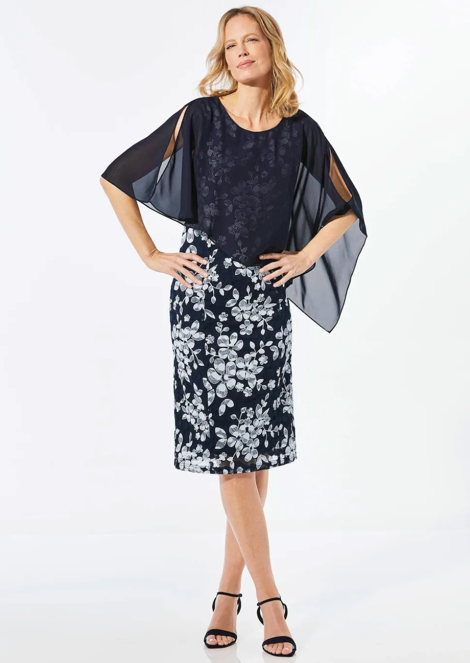 Kleid aus eleganter Spitze mit Chiffonüberwurf