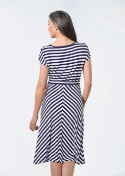 Kleid mit U-Boot-Ausschnitt