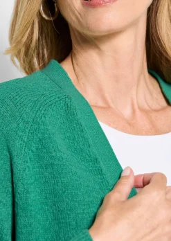Kurze Strickjacke aus Bändchengarn