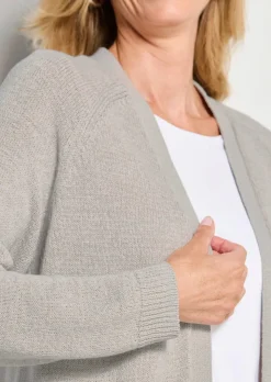 Kurze Strickjacke aus Bändchengarn