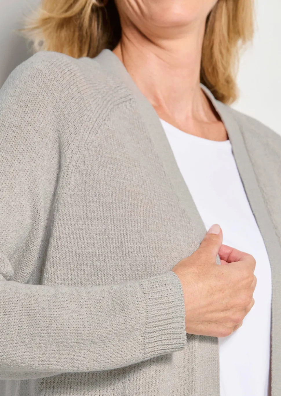 Kurze Strickjacke aus Bändchengarn