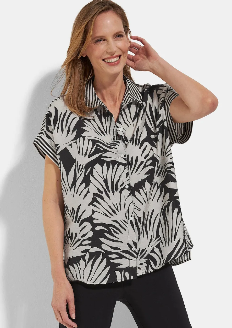 Kurzärmelige Bluse im Mustermix