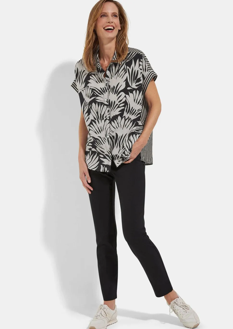 Kurzärmelige Bluse im Mustermix