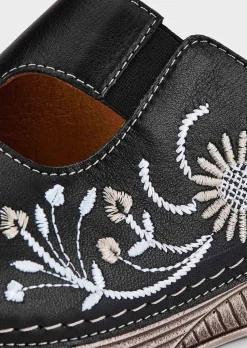 Leder-Pantoletten mit Blumenmuster