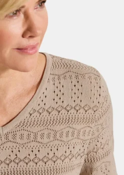 Leichter Strickpullover mit Ajourmuster