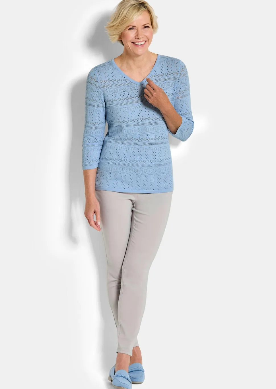 Leichter Strickpullover mit Ajourmuster