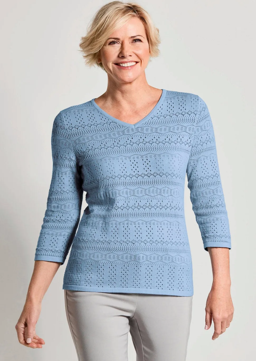 Leichter Strickpullover mit Ajourmuster