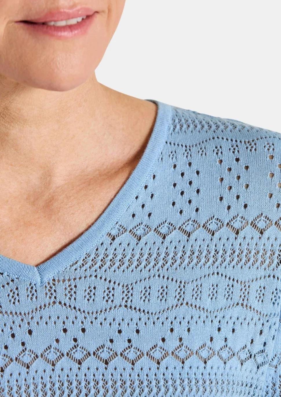 Leichter Strickpullover mit Ajourmuster