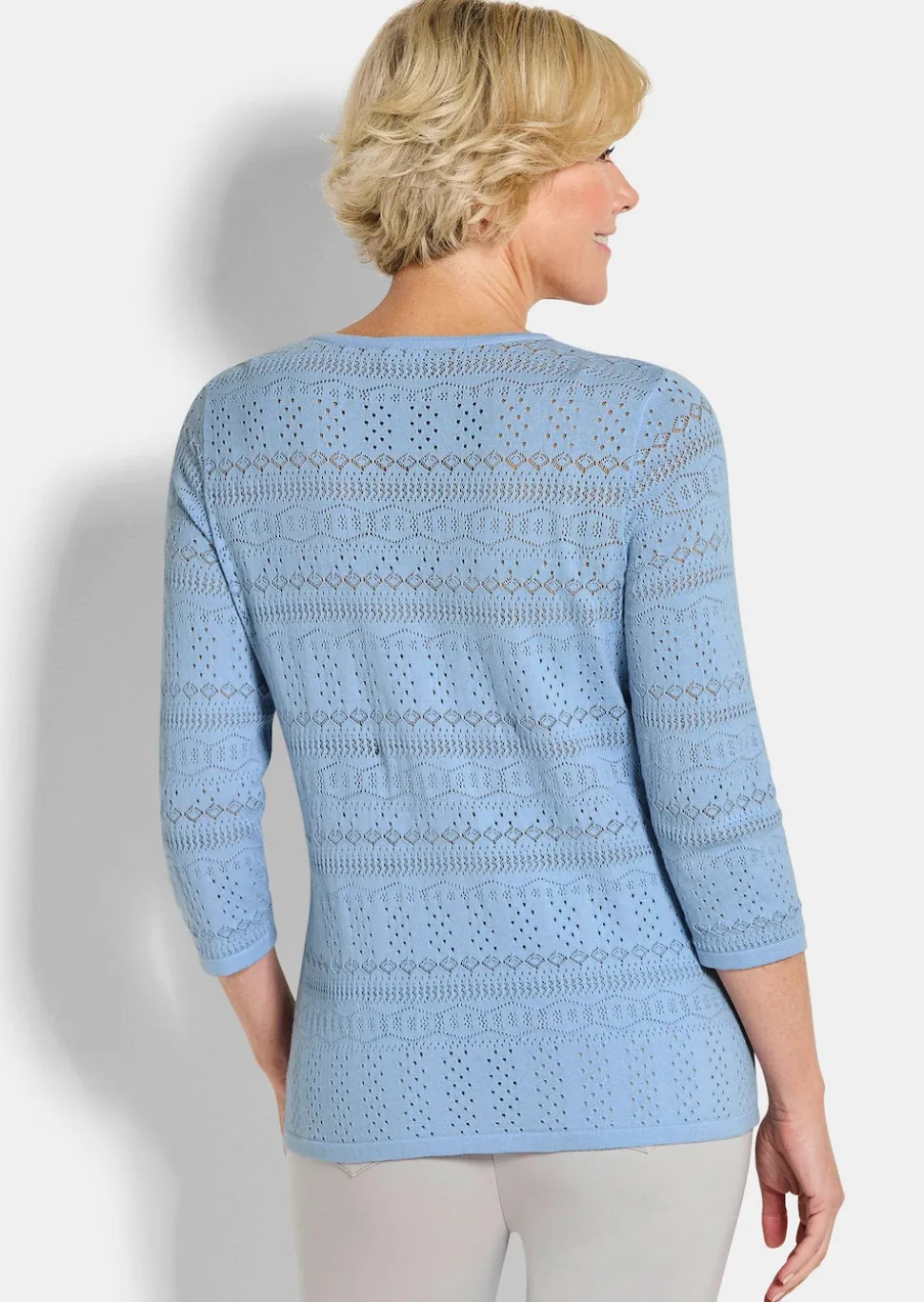 Leichter Strickpullover mit Ajourmuster