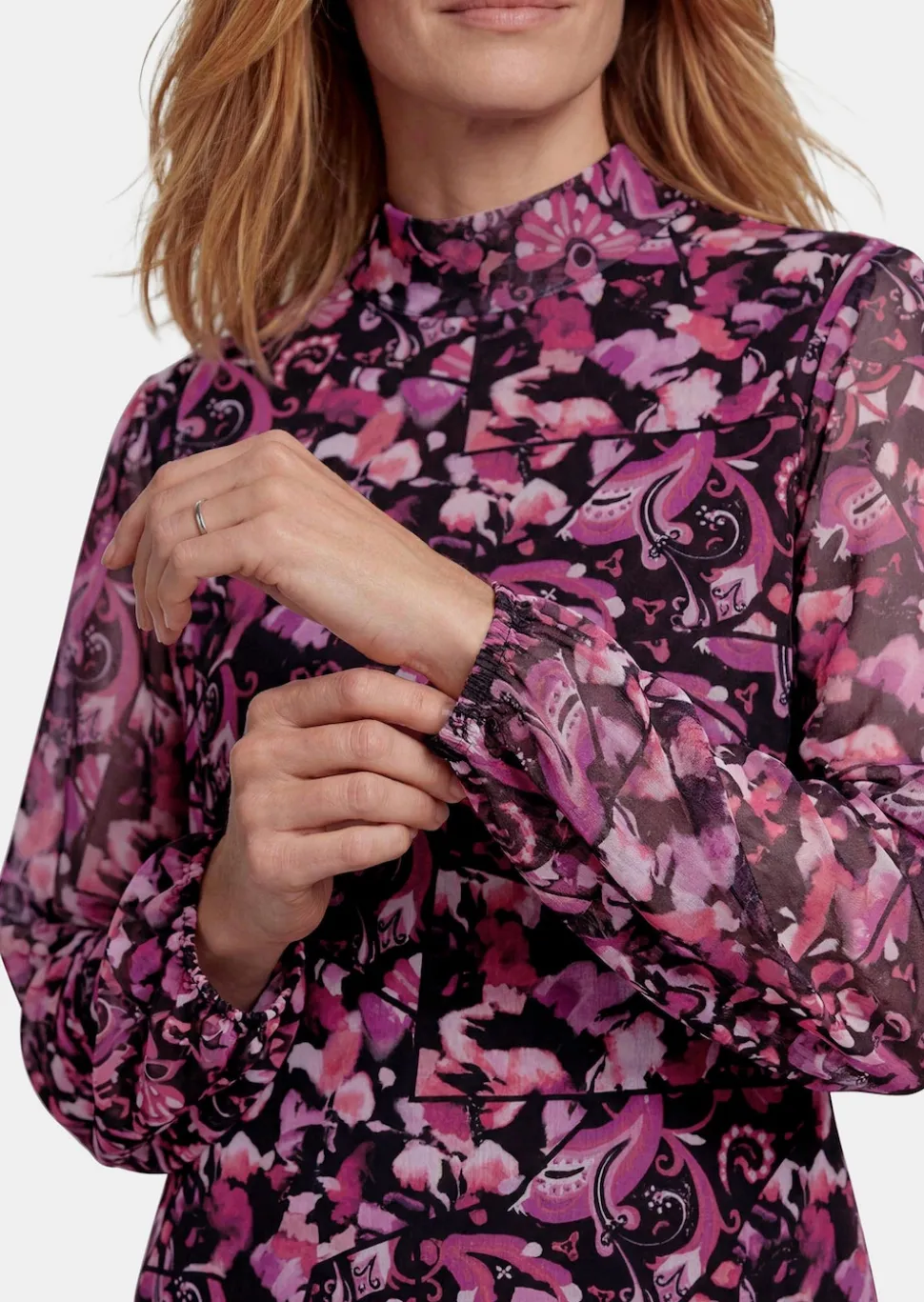 Leichtes Mesh-Shirt mit Stehkragen