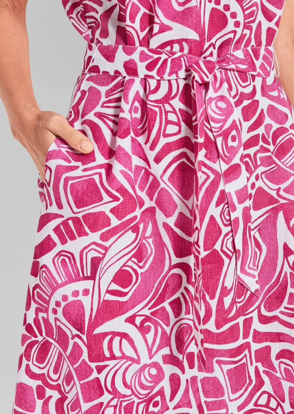 Leinenkleid mit Alloverdruck & Bindegürtel